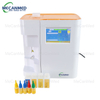 Penganalisis Elektrolit MECANMED putih dan oren dengan skrin paparan, ditunjukkan bersama botol reagen dengan penutup berwarna.