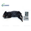 Modello elettronico per RCP per cani MECANMED con simulatore di cane nero e unit&agrave; di controllo che visualizza letture numeriche su sfondo bianco.