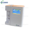 Penganalisis elektrolit perubatan MECANMED memaparkan antara muka skrin sentuh biru dengan pilihan menu ujian.